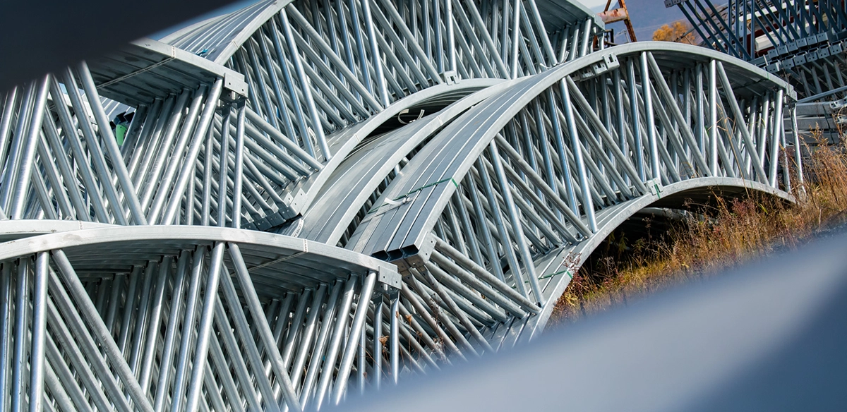Steel frames, prefabricated structure, quick assembly, lightweight steel, durable materials, sustainable building solutions. Structures en acier, bâtiment préfabriqué, assemblage rapide, acier léger, matériaux durables, solutions de construction durables.