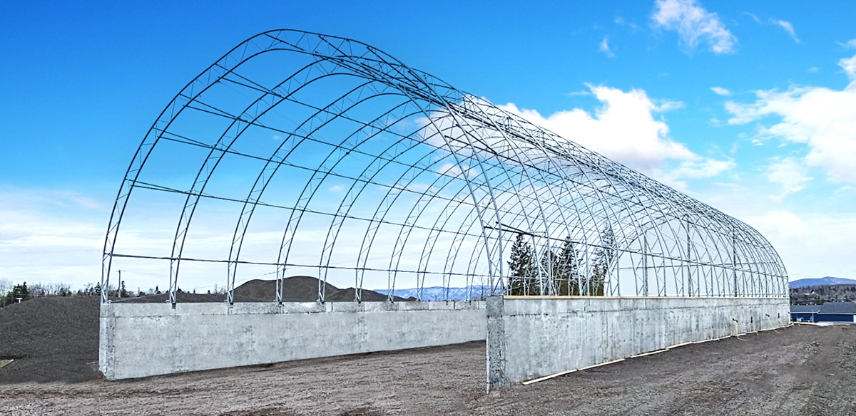 Permodome structure, large steel building, efficient construction, weather-resistant buildings, quick deployment. Structure Permodome, grand bâtiment en acier, construction efficace, bâtiments résistants aux intempéries, déploiement rapide.