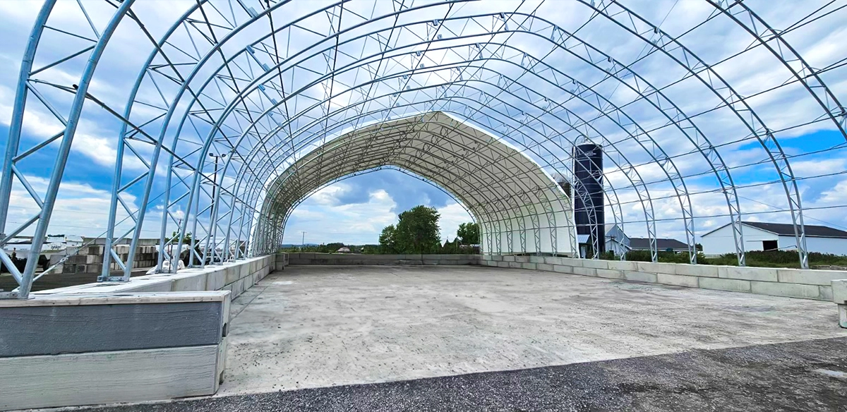Open-frame steel building, Permodome technology, large-scale construction, quick installation, industrial storage solutions. Bâtiment en acier à structure ouverte, technologie Permodome, construction à grande échelle, installation rapide, solutions de stockage industriel.